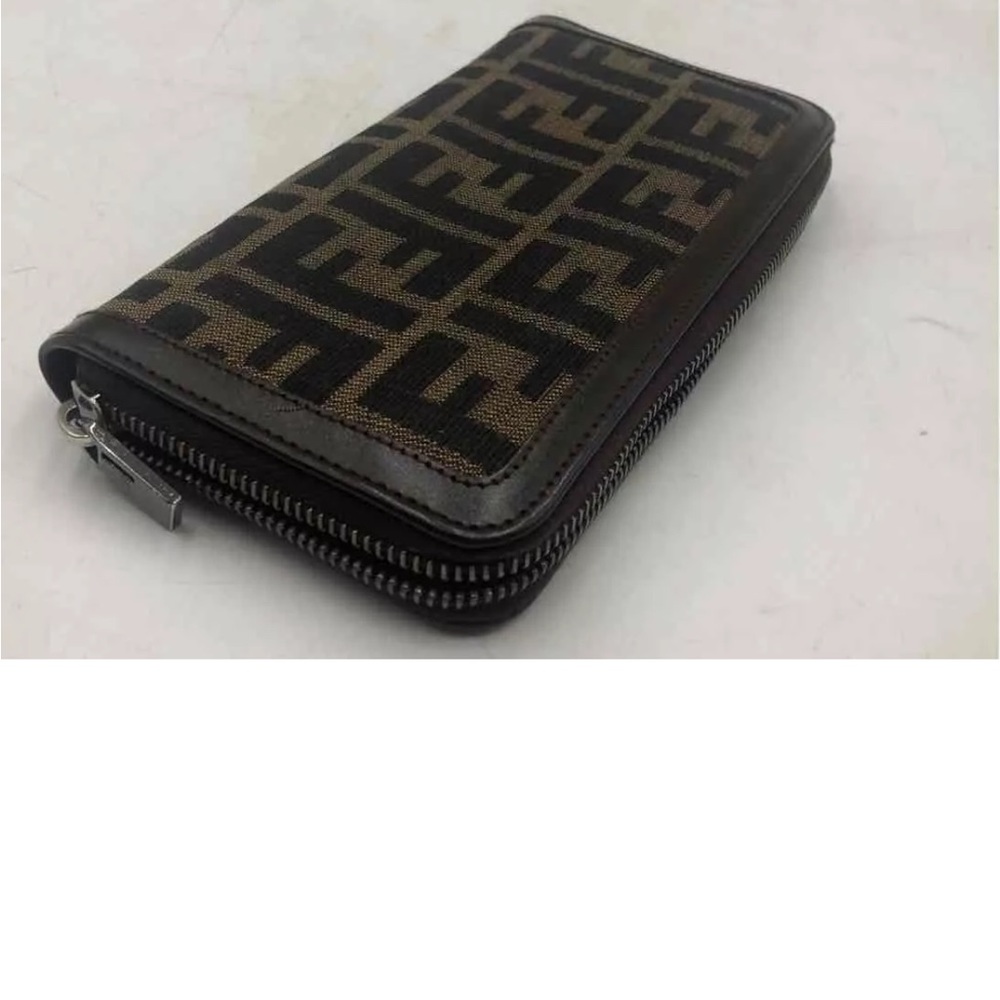 Fendi wallet in mint condition